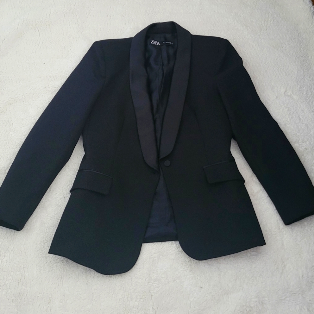 Zara satin Lapel collar /padded black blazer